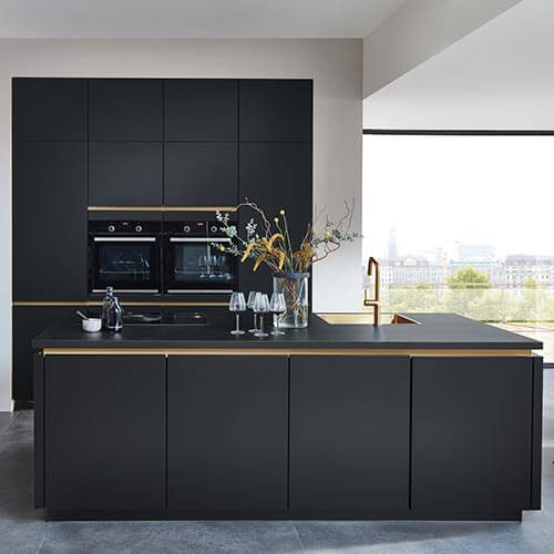 grifflose kuechenkombination touch nobilia fronten in lacklaminat schwarz supermatt und integriert elektrogeräte 